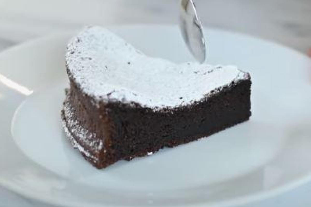 Two ingredient Chocolate Cake 1
