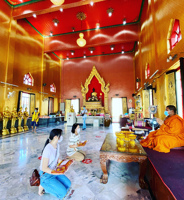 Receive-Blessings-At-Thai-Buddhist-Chetawan-Temple