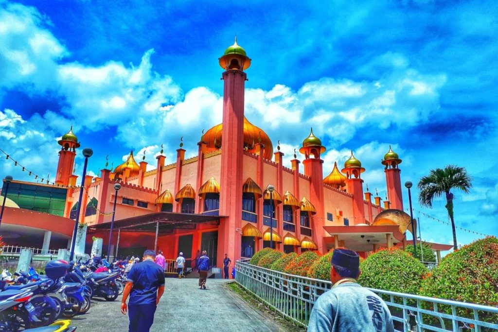 Admire-the-Picturesque-Kuching-City-Mosque-